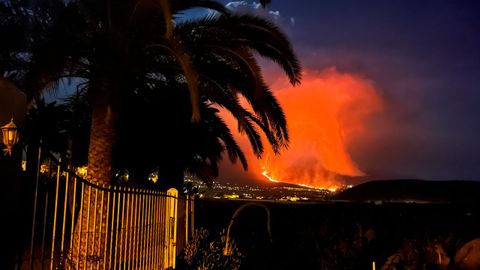 Detalle de la columna de lava que discurre por la ladera del volc�n de Cumbre Vieja tomada desde el parque nacional de Los Llanos