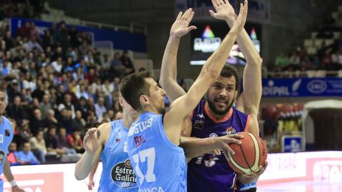 Jos� Nogu�s (17) en una acci�n defensiva en un partido con el Breog�n