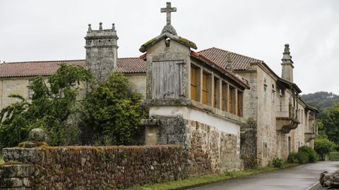 Pazo de Fontefiz, en el concello de Coles. Desde 1944 alberga un centro de seleccin de ganado bovino y actualmente, el Centro de Recursos Zoogenticos de la Xunta de Galicia.