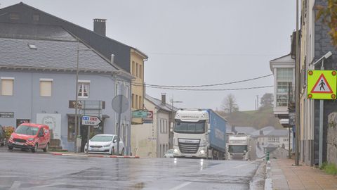 Los camiones que circulan en sentido Madrid volvieron este mi�rcoles a pasar por el centro de Pedrafita.