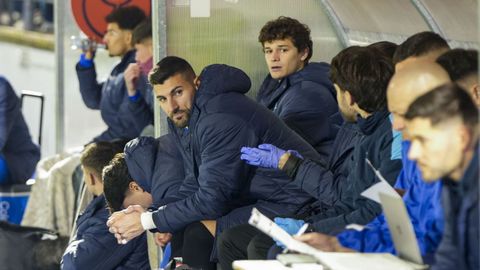 Edgar Ponce, segundo t�cnico del Ourense CF, en el banquillo local