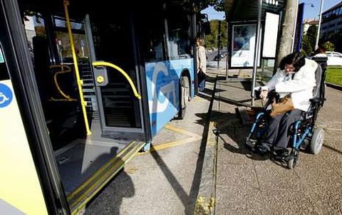 Anxela L�pez tiene aut�nticas dificultades para subirse a los buses de la l�nea 11. 