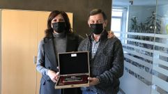 Rosa Blanca Rodr�guez entreg�, en nombre de Espina y Delf�n, una placa conmemorativa y un reloj por su jubilaci�n a Celestino Seoane, operario del equipo de mantenimiento de los albergues del Xacobeo.