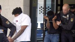 Edison Rodr�guez (camiseta blanca) y Eudis Francisco Acero, en los juzgados de Ribeira.