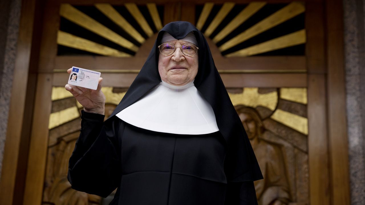 Guadalupe Paz, una de las primeras monjas en aprobar el carné de conducir en Galicia: «Me gustaba pisarle»