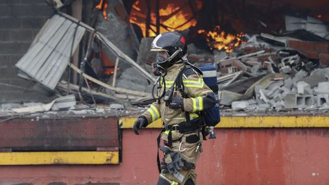 Los Bomberos del Servicio de Emergencias del Principado de Asturias (SEPA) han desplegado un amplio operativo para tratar de extinguir un incendio de grandes dimensiones que se ha originado en una nave del polgono industrial de Silvota, en el concejo de Llanera. 