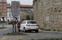 Un coches entrando hacia la zona peatonal ante la ausencia de vigilancia al mediod�a. 