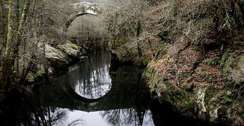 El puente, de un solo ojo, est� construido con sillares de granito o berroque�a.