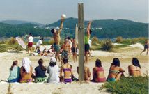 En la imagen de 1993, los jugadores del equipo noi�s, en un entrenamiento en la playa de Testal. 