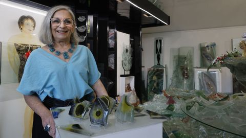 La esmaltista Julia Ares, en su estudio de Curros Enr�quez
