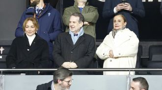El alcalde de Vigo, Abel Caballero, el jueves junto a Mari�n Mouri�o y Carmela Silva, asistiendo al Celta-Lyon.