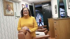 Patricia Touri�o, al frente del negocio familiar desde que se jubil� su hermano Jos� Manuel y con 38 a�os de experiencia, atender� a los clientes de Touri�o Peluqueros en el nuevo local del casco hist�rico (en la R�a Nova, 43) a partir de este mismo lunes, d�a 21. All� mantendr� la misma filosof�a que esta barber�a casi centenaria ven�a defendiendo hasta ahora.