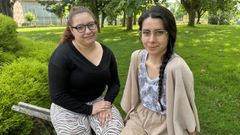 En la imagen, Marta Moreno y Mar�a Ba��n, beneficiarias de las dos becas de verano del Campus Industrial de Ferrol