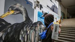 El autor del mural de la Alameda de Noia durante la ejecución del trabajo.