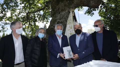 El libro sobre Xaqun Lorenzo lo entregaron el presidente del Parlamento, Miguel Santalices, que tambin es oriundo de Baixa Limia. Tambin participaron la vicepresidenta do Padroado do Museo do Pobo Galego, Concha Losada, e mailo director do Museo, Manuel Vilar.

