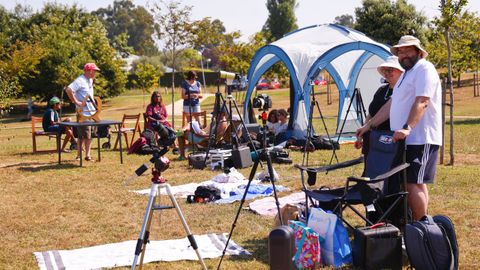 Centenares de personas est�n desde primera hora en el parque de las Trece Rosas para tener un lugar privilegiado desde el que observar el eclipse