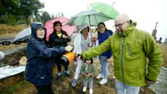 Ni la lluvia pudo con la romer�a de San Roque, en Viveiro