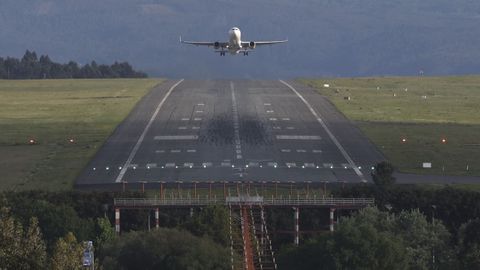 Un avión despegando del aeropuerto Rosalía de Castro-Lavacolla, en Santiago