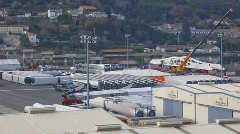 Estiba de palas e�licas en el puerto interior de Ferrol