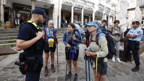 Diferentes culturas. En imagen con tres peregrinas, Daro, polica en Berln (Alemania) dice que muchos caminantes alemanes no suelen hablar con la polica. Estelle (gendarme francesa), Sabrina (carabinieri italiana) y Jos Martins (guardia portugus) precisan, en cambio, que sus compatriotas lo hacen y contentos