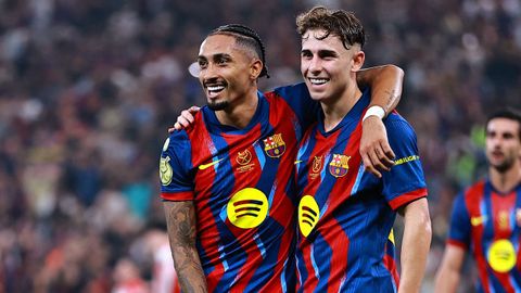 Raphinha y Ferm�n celebran el cuarto gol del Barcelona ante el Athletic en Yeda.