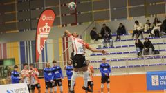 M�ximo Reginfo, al saque para el Volei Dumbr�a en O Conco