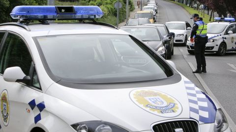 Agentes de la Polic�a Local de Lugo, en un control.