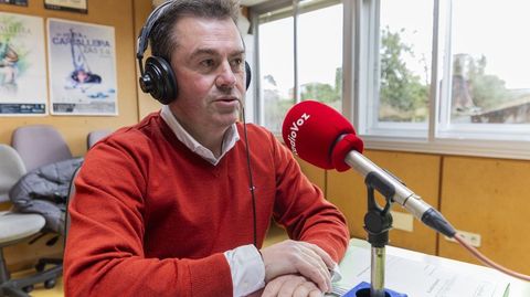 Jos� Manuel Mato, alcalde de Ponteceso, nunha visita a Radio Voz Carballo