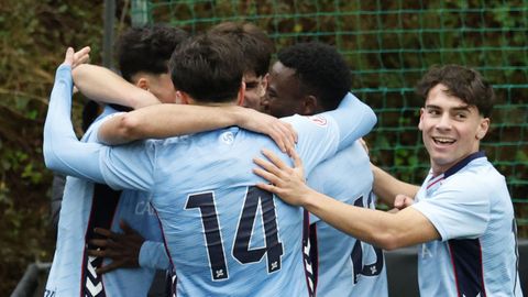 Futbolistas del Celta Juvenil A, celebrando un gol en A Madroa.