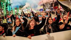 La activista por los derechos trans, Mar Cambroll, junto a varias manifestantes durante una marcha el pasado 12 de noviembre en Madrid contra las enmiendas del PSOE a la ley.