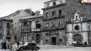 La casa de los Llanes, en la plaza de la Catedral y junto a la capilla de la Balesquida, justo despus de la Guerra Civil. Se aprecian los daos que afectaron a las ventanas, pero no sufri impactos directos