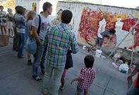 Los viandantes contemplan la realizaci�n de una de las obras en la pasada edici�n. 