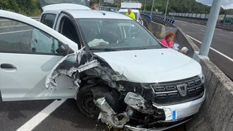 Estado en el que qued� el Dacia Sandero tras salirse de la v�a y colisionar con la mediana, en la autov�a AG-53.