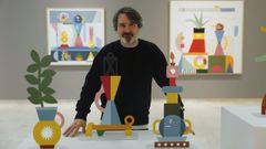 H�ctor, junto a algunas de las piezas de su exposici�n en Ourense