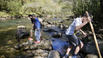 Tres menores jugaban ayer en el r�o Eume, en pleno parque natural