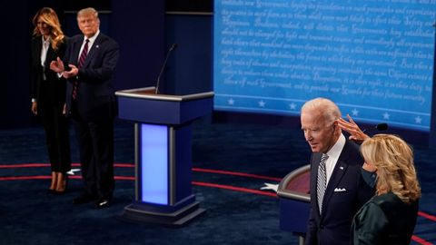 Jill Biden acaricia a su marido en presencia de Trump y su esposa, antes del debate del martes