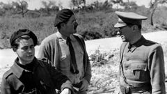 Ernest Hemingway, entre Joris Ivens e Ludwig Renn, nunha foto tomada na Guerra Civil espaola en 1937.