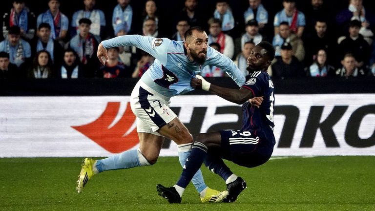 Borja Iglesias, pugnando con Niakhet� del Lyon antes de ser expulsado el jueves.