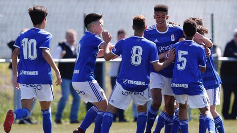 Infantil Real Oviedo Sporting Requexon.Los jugadores del Infantil del Real Oviedo celebran un gol ante el Sporting