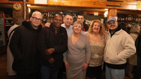 Marian Mart�nez Garc�a y Mar�a Jes�s Neira S�nchez, organizadoras de la quedada para ver a Los Sat�lites desde Pravia y A Coru�a, este s�bado en el Rosa Lar con varios componentes de la orquesta