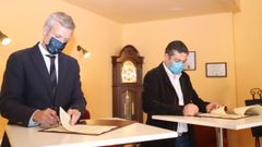 El vicepresidente primero, Alfonso Rueda, y el presidente de Agalber, Miguel �ngel Rodr�guez Aira, durante la firma del convenio en Arz�a.