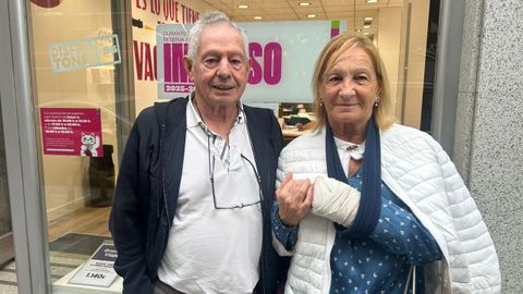Daniel y Dolores, en una agencia de A Coruña
