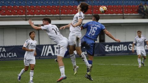 Pelea por un baln areo.