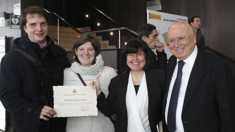 El presidente de la asociaci�n Ledicia Cativa, Jos� Manuel Borrajo, junto a su familia.