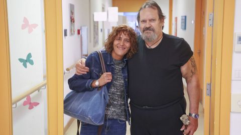 Javi, con su mujer, Mila, en el centro de da que gestiona Afal Ferrolterra en la Casa del Mar