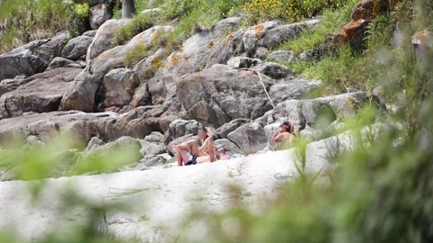 Pese a las indicaciones, algunos acudieron a los arenales a tomar el sol. En la imagen, la playa de Area Milla en O Morrazo
