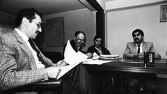 Jos� Manuel Vilas, primero por la derecha en la imagen, frente a Pablo Vioque, primero por la derecha, en una reuni�n en la C�mara de Comercio de Vilagarc�a