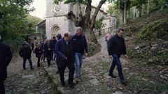 Alfonso Rueda y Miquel Iceta (centro) durante la visitaron que realizaron ayer al monasterio de Santa Cristina de Ribas de Sil