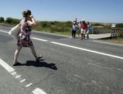 Vecinos y turistas siguen cruzando por donde lo hicieron siempre, verano tras verano. 
