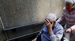 Los enfermos de alzh�imer son atendidos en la mayor�a de los casos por los familiares.